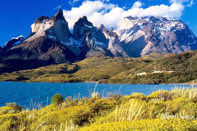 1024px-Cuernos_del_Paine_from_Lake_Pehoe.jpg