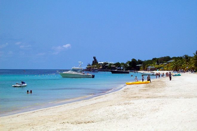 2048px-West_Bay_Beach_-Roatan_-Honduras-23May2009-g.jpg